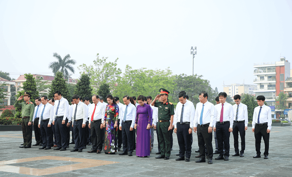 Các đồng chí lãnh đạo tỉnh Bắc Giang dâng hương tưởng niệm các Anh hùng liệt sĩ