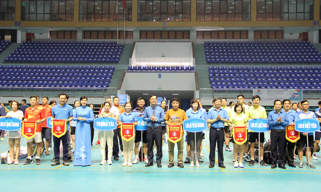Bắc Giang: Gần 300 vận động viên tham dự giải cầu lông truyền thống công nhân, viên chức, lao động năm 2024